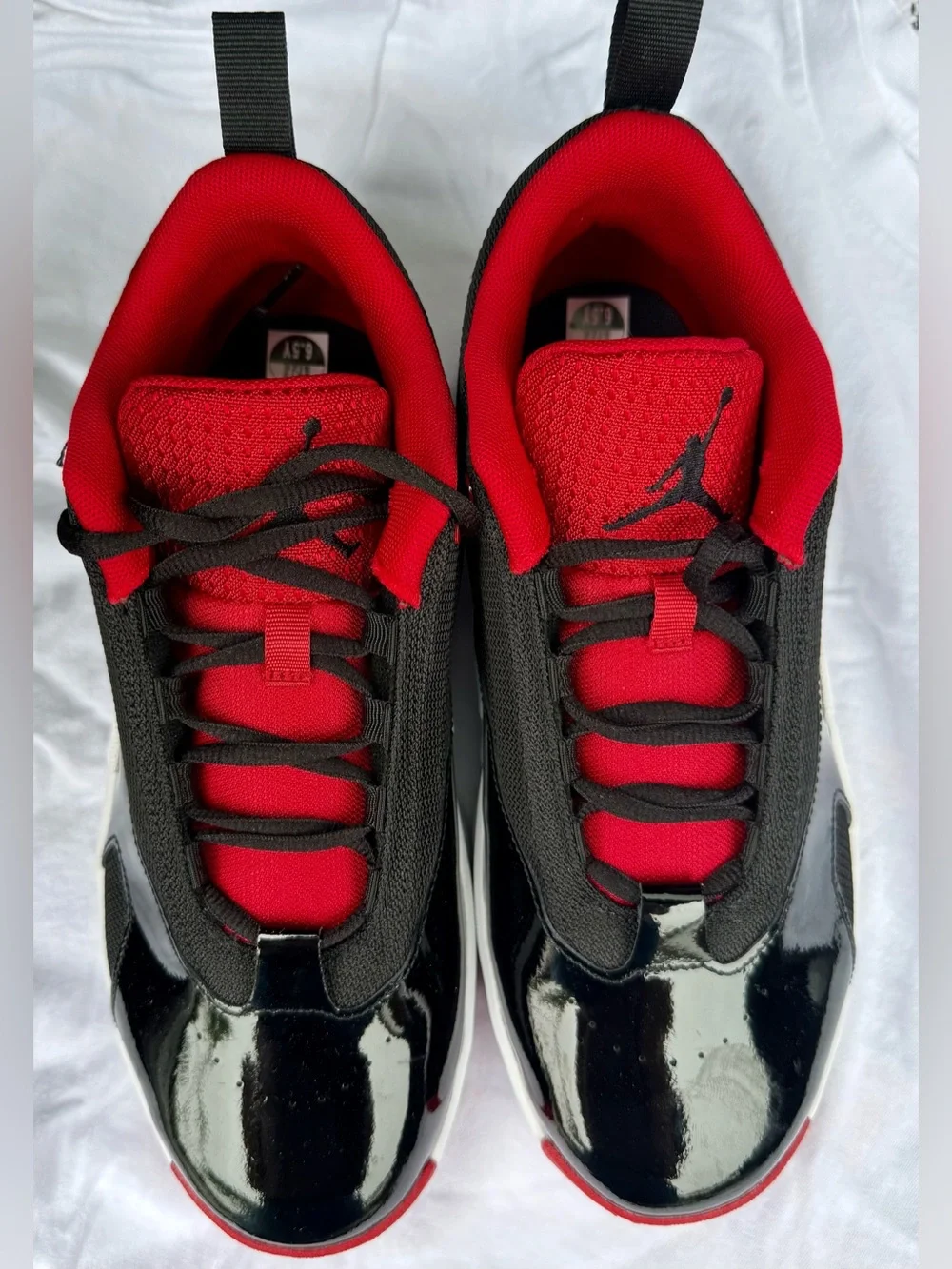 NWOB: Jordan Max Aura 6 Sneakers in Black/Uni Red, sz. 6.5M/8W